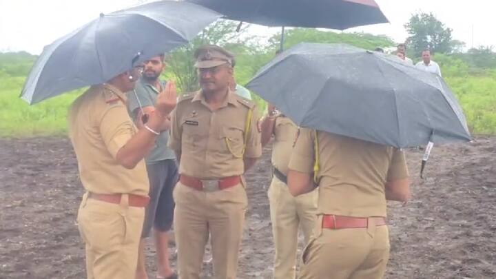 अहिल्यानगर जिल्ह्यातील राहता येथे ह्रदय पिळवून टाकणारी घटना घडली असून एकाच कुटुंबातील 5 जणांनी आपलं जीवन संपवलं आहे. विशेष म्हणजे, वडिलांनी आपल्या लहान मुलांसह विहिरीत उडी घेत आत्महत्या केली आहे. एका शेताच्या बाहेर दुचाकी लावल्याचंही पाहायला मिळालं.