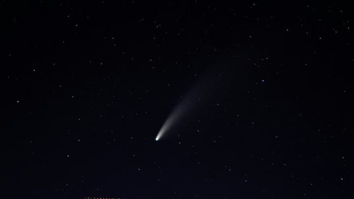 इसके अलावा, रेगिस्तानी क्षेत्र जैसे सहारा मरुस्थल और ऑस्ट्रेलिया के शुष्क मैदान भी उल्का पिंडों के लिए मशहूर है. इन क्षेत्रों में कम वनस्पति और खुली जमीन होने के कारण उल्का पिंड आसानी से मिल जाते हैं. भारत में भी, महाराष्ट्र की लोणार झील और राजस्थान का रामगढ़ क्रेटर उल्का पिंडों के प्रभाव से बने हैं, जो वैज्ञानिकों के लिए महत्वपूर्ण हैं.