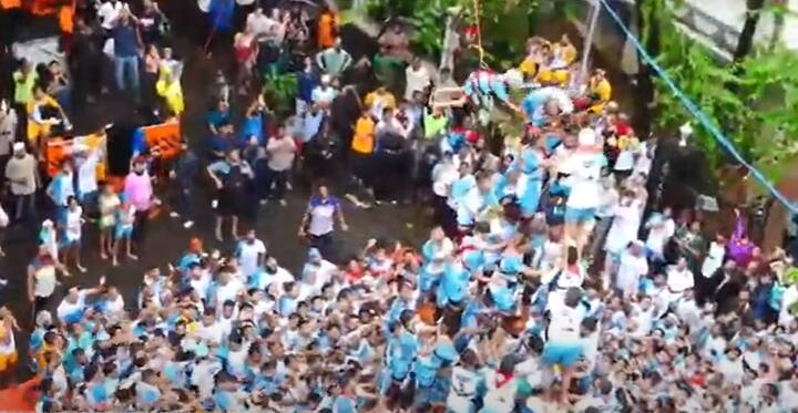 जय जवान गोविंदा पथकाने दादरमधील हिंदू कॉलनी येथे दहीहंडी रचली.