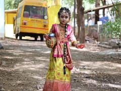 கிருஷ்ணரும், ராதையும் நேரில் வந்துட்டாங்களா...? அழகை அள்ளும் குழந்தைகள் போட்டோஸ் !