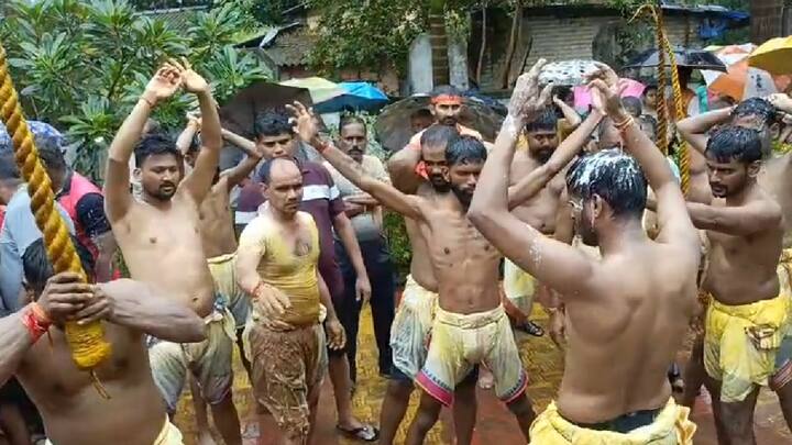 गोविंद पथक नाचत-खेळत या दहीहंडी जवळ येतात आणि आपल्या अंगावर आसूडाचे फटके मारत हा गोपाळकाळा साजरा करतात. त्यामुळे हा अनोखा आणि वैशिष्ट्यपूर्ण दहीहंडी फोडण्याचा प्रकार पाहण्यासाठी मोठी गर्दी होते.