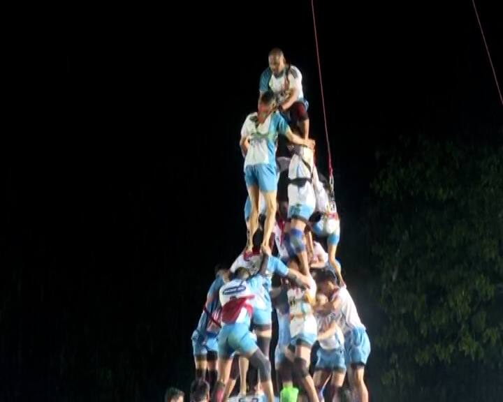 मात्र, याच दिवशी सायंकाळी ठाण्यातील संस्कृती प्रतिष्ठानच्या दहीहंडीत प्रताप सरनाईक व पूर्वेश सरनाईक यांच्या उपस्थितीत जय जवान पथकाने पुन्हा दहा थर लावून धडाकेबाज प्रत्युत्तर दिले.