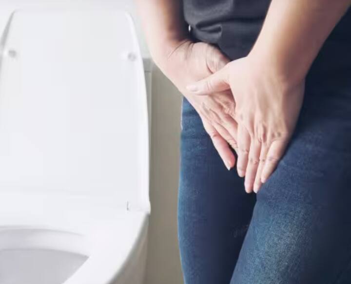 ਪੈਰਾਂ ਅਤੇ ਗਿੱਟਿਆਂ ਵਿੱਚ ਸੋਜ: ਜਦੋਂ ਗੁਰਦੇ ਸਰੀਰ ਵਿੱਚੋਂ ਵਾਧੂ ਪਾਣੀ ਕੱਢਣ ਵਿੱਚ ਅਸਮਰੱਥ ਹੁੰਦੇ ਹਨ, ਤਾਂ ਇਹ ਤਰਲ ਪੈਰਾਂ ਅਤੇ ਗਿੱਟਿਆਂ ਵਿੱਚ ਇਕੱਠਾ ਹੋਣਾ ਸ਼ੁਰੂ ਹੋ ਜਾਂਦਾ ਹੈ। ਇਹ ਗੁਰਦੇ ਦੀ ਸੋਜ ਦਾ ਸ਼ੁਰੂਆਤੀ ਲੱਛਣ ਹੋ ਸਕਦਾ ਹੈ।