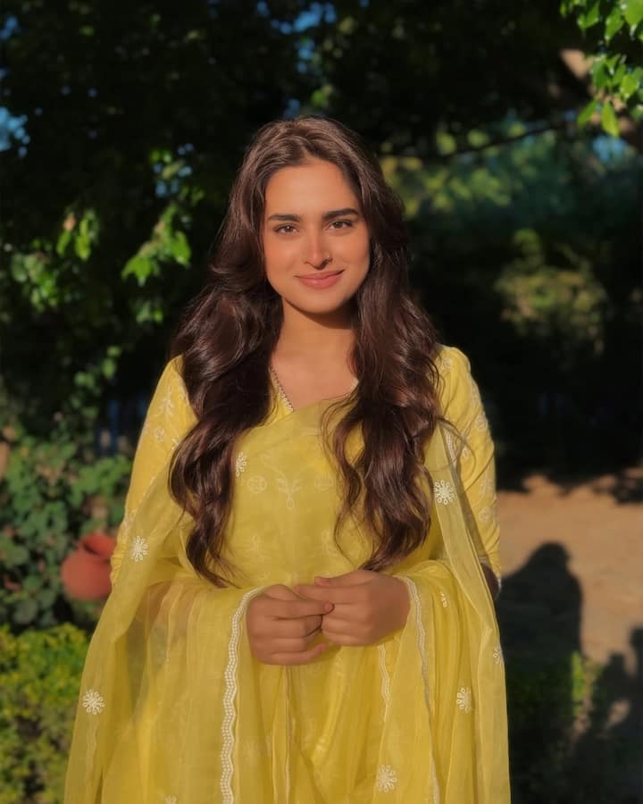 ये हसीना कोई और नहीं बल्कि बिग बॉस की पॉपुलर कंटेस्टेंट में से एक रहीं आयशा खान हैं. पहले आयशा रील्स को लेकर सुर्खियों में रहती थीं और अब एक्टिंग को लेकर चर्चा बटोरती हैं.