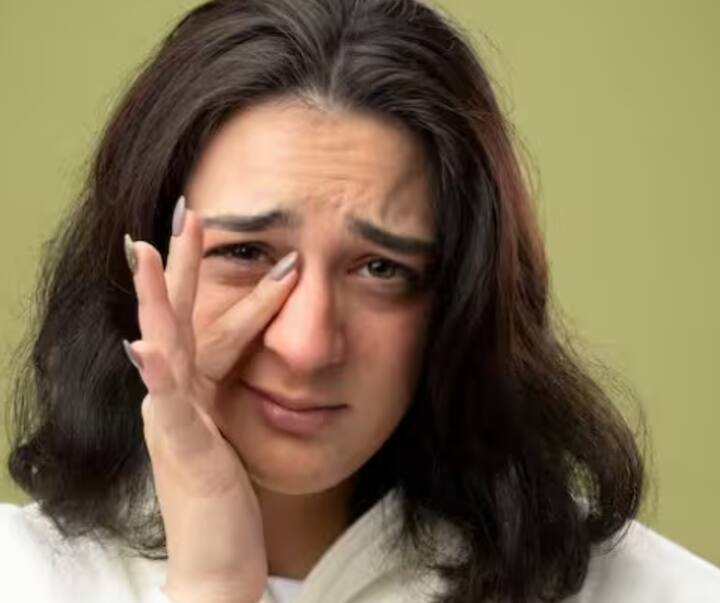 ਅੱਖਾਂ ਦੇ ਹੇਠਾਂ ਸੋਜ: ਜੇਕਰ ਤੁਸੀਂ ਸਵੇਰੇ ਉੱਠਦਿਆਂ ਹੀ ਆਪਣੀਆਂ ਅੱਖਾਂ ਦੇ ਹੇਠਾਂ ਲਗਾਤਾਰ ਸੋਜ ਦੇਖਦੇ ਹੋ, ਤਾਂ ਇਹ ਗੁਰਦੇ ਦੀਆਂ ਸਮੱਸਿਆਵਾਂ ਦਾ ਸੰਕੇਤ ਹੋ ਸਕਦਾ ਹੈ। ਗੁਰਦੇ ਪ੍ਰੋਟੀਨ ਨੂੰ ਸਹੀ ਢੰਗ ਨਾਲ ਫਿਲਟਰ ਕਰਨ ਵਿੱਚ ਅਸਮਰੱਥ ਹੁੰਦੇ ਹਨ, ਜਿਸ ਕਾਰਨ ਚਿਹਰੇ 'ਤੇ ਸੋਜ ਵੱਧ ਜਾਂਦੀ ਹੈ।