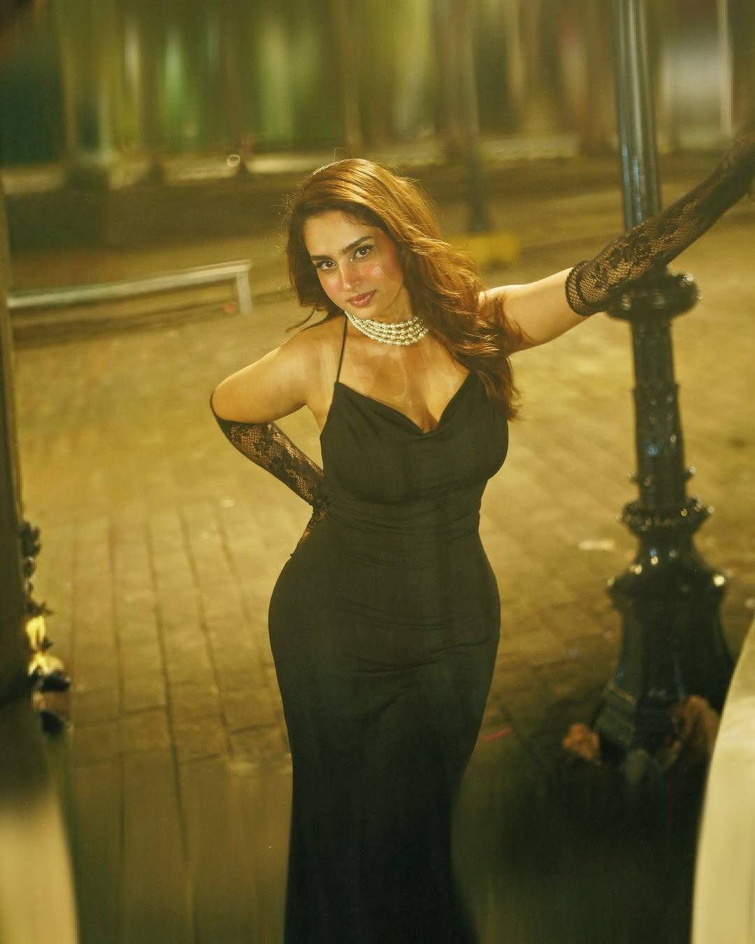 Let me tell you that Ayesha Khan was in the news for Munawar Farooqui inside Bigg Boss. It is known that the actress played the role of police in Sunny Deol Ki Jat.