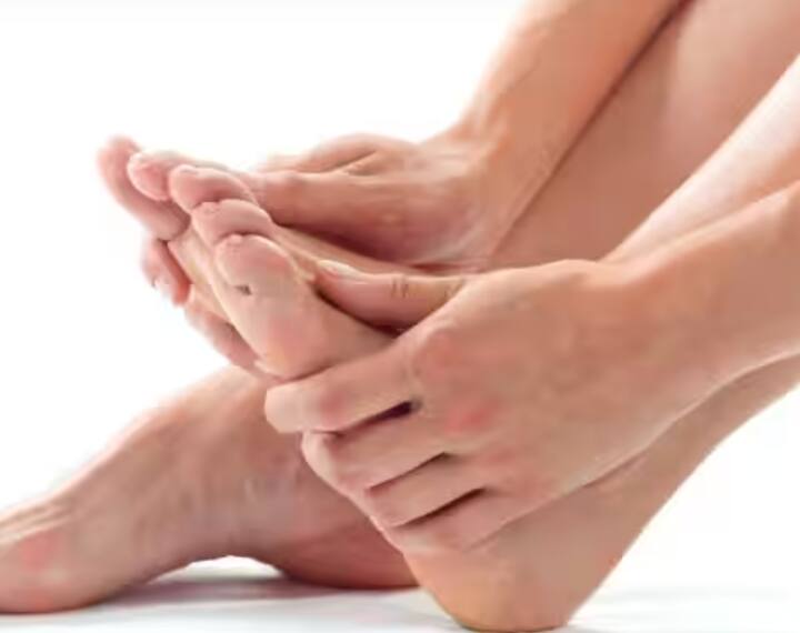 ਵਾਰ-ਵਾਰ ਪਿਸ਼ਾਬ ਆਉਣਾ: ਗੁਰਦੇ ਵਿੱਚ ਸੋਜ ਦੇ ਕਾਰਨ ਪਿਸ਼ਾਬ ਦੀ ਮਾਤਰਾ ਬਦਲ ਸਕਦੀ ਹੈ। ਕਈ ਵਾਰ ਪਿਸ਼ਾਬ ਬਹੁਤ ਵਾਰ ਆਉਂਦਾ ਹੈ, ਕਈ ਵਾਰ ਬਹੁਤ ਘੱਟ, ਦੋਵੇਂ ਸਥਿਤੀਆਂ ਖ਼ਤਰੇ ਦੀ ਘੰਟੀ ਹਨ। ਇਸ ਤੋਂ ਇਲਾਵਾ, ਪਿਸ਼ਾਬ ਦਾ ਗੂੜ੍ਹਾ ਰੰਗ ਵੀ ਗੁਰਦੇ ਦੀ ਸਮੱਸਿਆ ਨੂੰ ਦਰਸਾਉਂਦਾ ਹੈ।