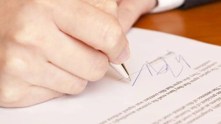 लेकिन ज्यादा प्राॅब्लम तब आती है जब लोगों को पुराने सिग्नेचर बिल्कुल याद नहीं रहते. अब सवाल उठता है कि क्या ऐसी स्थिति में बैंक अकाउंट बंद या सीज कर देगा? या फिर इसके लिए कोई नियम और प्रक्रिया तय की गई है.