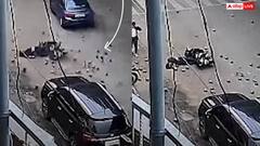 Video: फ्लाईओवर पर पलटा टेम्पो, नीचे बाइक सवार पर गिरा लोहे का सामान, एक्सीडेंट का वीडियो वायरल