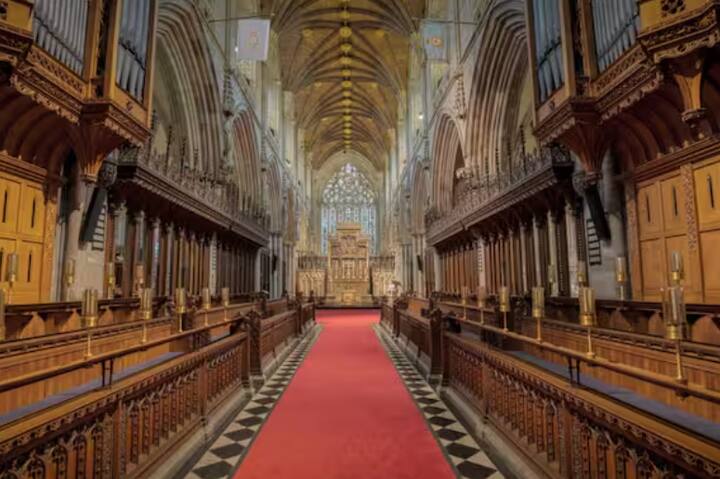 ਭਾਰਤ ਬਾਰੇ ਗੱਲ ਕਰੀਏ ਤਾਂ ਕਿਹਾ ਜਾਂਦਾ ਹੈ ਕਿ ਇਸਦੀ ਵਰਤੋਂ 1911 ਵਿੱਚ ਦਿੱਲੀ ਦਰਬਾਰ ਵਿੱਚ ਕੀਤੀ ਗਈ ਸੀ। ਜਦੋਂ ਉਸ ਸਮੇਂ ਦੇ ਵਾਇਸਰਾਏ ਲਾਰਡ ਹਾਰਡਿੰਗ ਨੇ ਇਸਨੂੰ ਰਾਜਾ ਜਾਰਜ ਪੰਜਵੇਂ ਲਈ ਰੱਖਿਆ ਸੀ। ਇਹ ਦਰਬਾਰ ਲਾਲ ਕਿਲ੍ਹੇ ਵਿੱਚ ਹੋਇਆ ਸੀ।