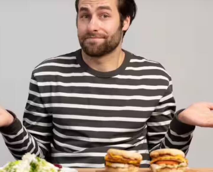 ਥਕਾਵਟ ਅਤੇ ਕਮਜ਼ੋਰੀ ਮਹਿਸੂਸ ਕਰਨਾ: ਜਦੋਂ ਗੁਰਦੇ ਸਹੀ ਢੰਗ ਨਾਲ ਕੰਮ ਨਹੀਂ ਕਰਦੇ, ਤਾਂ ਖੂਨ ਵਿੱਚ ਜ਼ਹਿਰੀਲੇ ਪਦਾਰਥ ਇਕੱਠੇ ਹੋਣ ਲੱਗਦੇ ਹਨ। ਇਸ ਨਾਲ ਸਰੀਰ ਜਲਦੀ ਥਕਾਵਟ ਹੋ ਜਾਂਦੀ ਹੈ, ਕਮਜ਼ੋਰੀ ਮਹਿਸੂਸ ਹੁੰਦੀ ਹੈ ਅਤੇ ਕੰਮ ਕਰਨ ਦੀ ਸਮਰੱਥਾ ਘੱਟ ਜਾਂਦੀ ਹੈ।