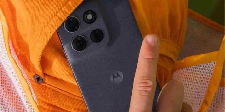 At the same time, the Moto G86 Power is available for Rs 16,999. It has a 6720mAh battery, which gives backup for a long time. Its 6.7-inch FHD+ P-Old display gives a premium. The phone comes with MediaTek Dimensity 7400 chipset and 8GB RAM, which makes it a reliable option.