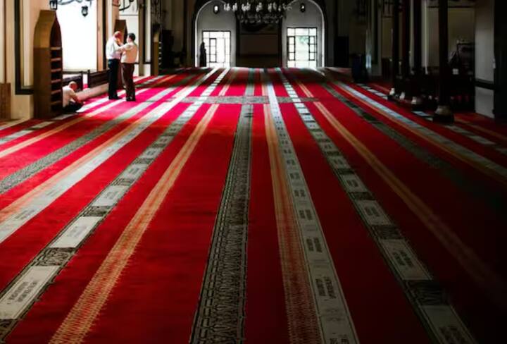 15 ਅਗਸਤ 2025 ਨੂੰ ਅਲਾਸਕਾ ਵਿੱਚ ਹੋਈ ਮੀਟਿੰਗ ਵਿੱਚ ਰੂਸੀ ਰਾਸ਼ਟਰਪਤੀ ਵਲਾਦੀਮੀਰ ਪੁਤਿਨ ਦੇ ਸਵਾਗਤ ਲਈ ਲਾਲ ਕਾਰਪੇਟ ਵਿਛਾਇਆ ਗਿਆ ਸੀ। ਇਹ ਅਮਰੀਕਾ ਦੇ ਰਸਮੀ ਅਤੇ ਨਿੱਘੇ ਰਵੱਈਏ ਨੂੰ ਦਰਸਾਉਂਦਾ ਹੈ।