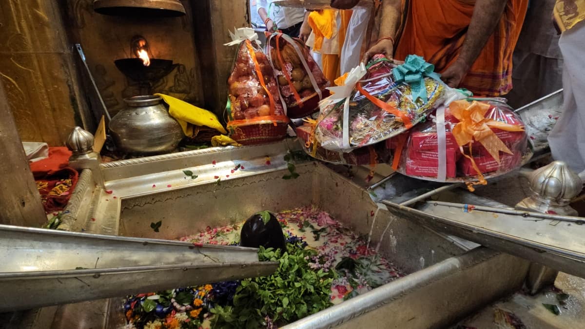 मथुरा के लड्डू गोपाल को भेजा गया उपहार