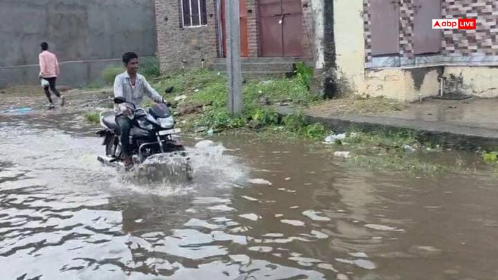 Sirohi Rain News: शनिवार (16 अगस्त) को सिरोही में भीषण गर्मी के बाद शाम को तेज बारिश हुई, जिससे लोगों को राहत मिली. माउंट आबू में पर्यटकों ने बारिश का आनंद लिया.