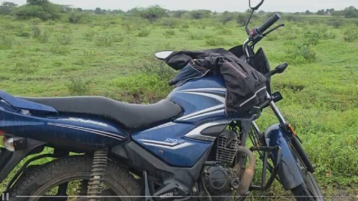 अरुण काळेने आपली एक मुलगी आणि तीन मुलांसह विहिरी उडी घेत आत्महत्या केल्याची धक्कादायक घटना समोर आली असून तिघांचे मृतदेह बाहेर काढण्यात आले आहेत.अद्यापही दोन जणांचा विहिरीत शोध सुरू आहे.