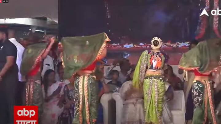 गौतमी पाटीलची एक झलक पाहण्यासाठी मोठी गर्दी झाली होती.