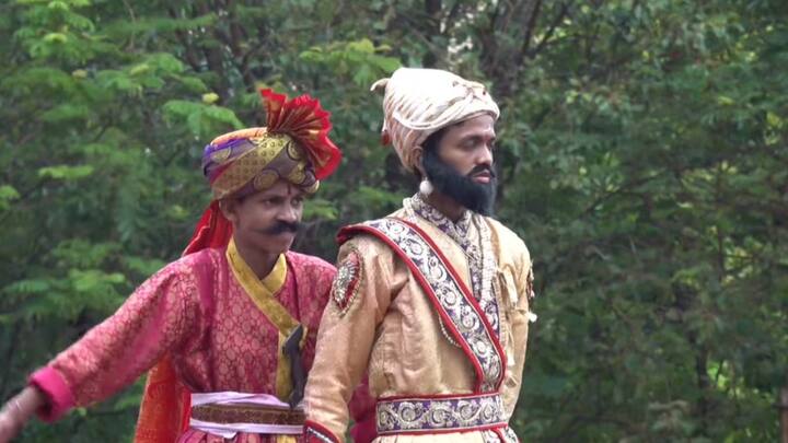 येथील दहीहंडी उत्सवात गोविंदा पथकाने चक्क छावा सिनेमातील दृश्यच उंच मनोऱ्यावर सादर केले. यावेळी, छावा सिनेमातील अंगावर शहारे आणणारा वाघाच्या जबड्यात हात घातल्याचा सीनही केला.