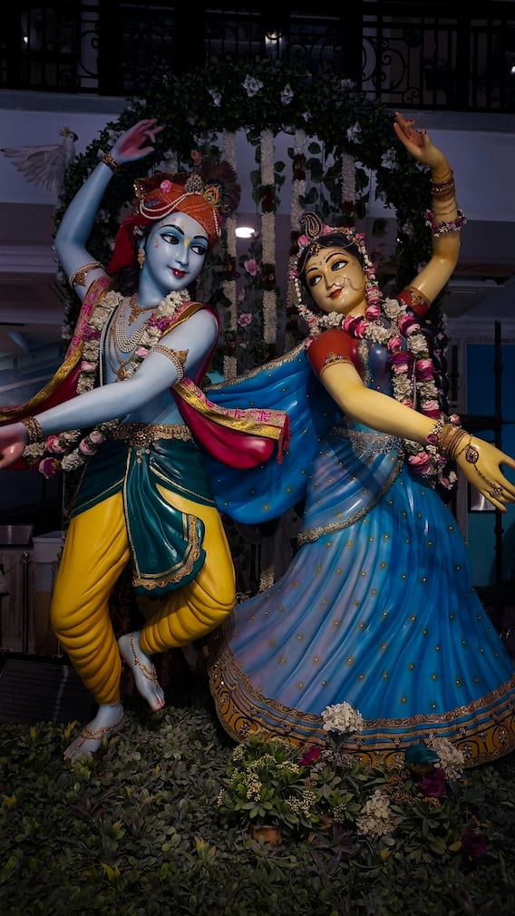 यहां आज भी राधा संग रास रचाते हैं कृष्ण