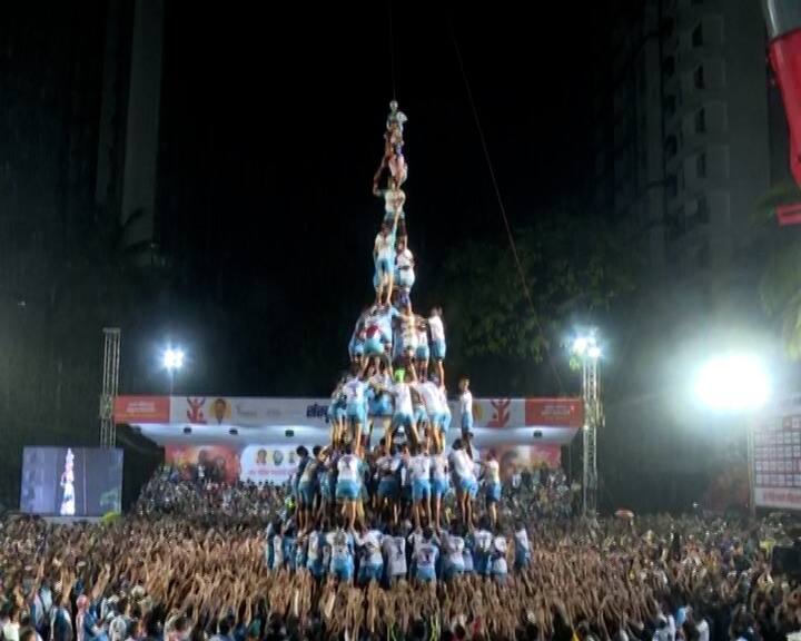 सकाळी घाटकोपर येथे मनसे गणेश चुक्कल, अरविंद गिते मित्र परिवार आयोजित दहीहंडीमध्ये जय जवान गोविंदा पथकाने तब्बल 10 थरांची दहीहंडी रचून सर्वांना थक्क केलं.