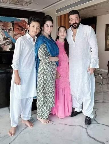 मीडिया रिपोर्ट्स के अनुसार इकरा 9वीं या 10वीं क्लास में हैं. जो दुबई में पढ़ाई करती हैं. उनके साथ वहां मान्यता दत्त रहती हैं.