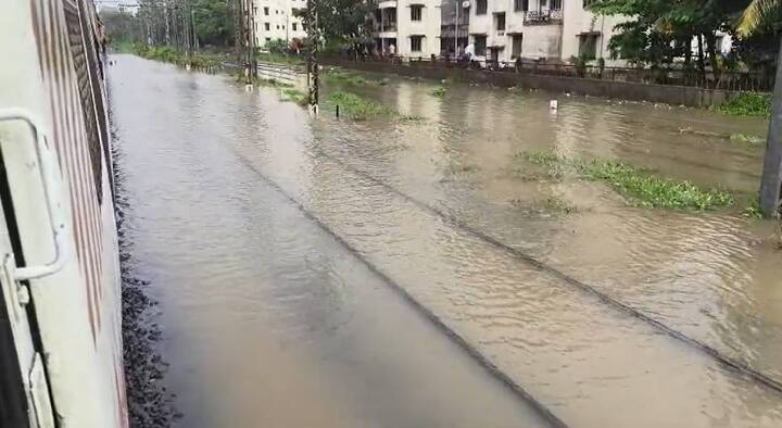 दरम्यान, मुंबईत काल रात्रीपासून मुसळधार पाऊस सुरु आहे. त्यामुळे मध्य रेल्वेमार्गावरील विद्याविहार आणि कुर्ला या स्थानकांदरम्यान रेल्वे ट्रॅकवर पाणी साचण्यास सुरुवात झाली आहे. पावसाचा जोर कायम राहिल्यास रेल्वे रुळ पूर्णपणे पाण्याखाली जाण्याची शक्यता वर्तवली जात आहे. त्यामुळे मध्य रेल्वेची वाहतूक विस्कळीत होण्याचीही शक्यता आहे. याशिवाय, दादर परिसरातही रस्त्यावर मोठ्याप्रमाणावर पाणी साचले आहे.