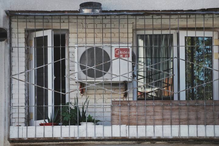 पण एसीचा जास्त वापर केल्यास शरीरावर काही दुष्परिणाम होतात हे कमी लोकांना माहीत असतं.