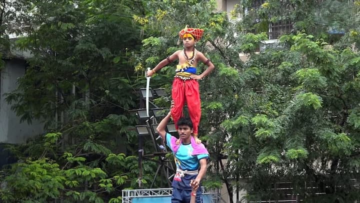 कलाकारांऐवजी गोविंदांचा सन्मान: इतर नेत्यांच्या व्यासपीठावर कलाकार असले तरी, अविनाश जाधव यांच्या व्यासपीठावर फक्त गोविंदाचं कौतुक होतं — कलाकारांना लाखो रुपये देण्याऐवजी तो निधी गोविंदांमध्ये वाटल्यास त्यांच्या चेहऱ्यावर आनंद दिसतो, असं ते म्हणाले.