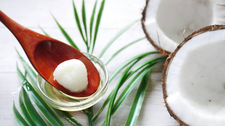 नारळाचं तेल हे त्वचेच्या निगेसाठी एक उत्तम नैसर्गिक उपाय आहे. यात व्हिटॅमिन E, फॅटी अ‍ॅसिड्स आणि अँटीबॅक्टेरियल गुणधर्म आढळतात.