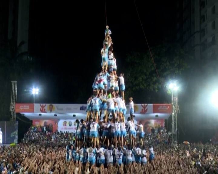 या घटनेला राजकीय रंग मिळाल्याने संपूर्ण ठाण्यात याची जोरदार चर्चा रंगली आहे. काही दिवसांपूर्वी ठाकरे बंधू एकत्र आले तेव्हा जय जवान पथकाने दहीहंडी रचून त्यांना सलामी दिली होती.