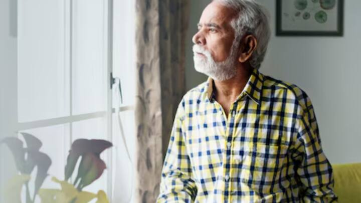 বয়সের দূরত্ব থেকে মানসিক দূরত্বও তৈরি হয়েছে। তাই বয়স্কদের মনের অবস্থা সব সময় বুঝতে পারি না আমরা। বোঝার চেষ্টাতেও অনেক সময় খামতি থেকে যায়।