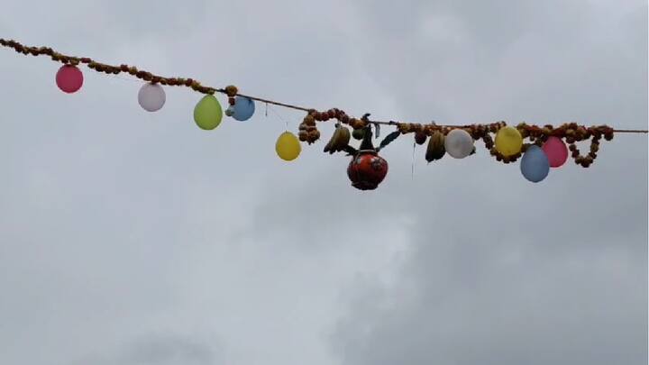 गावच्या मध्यावर असलेली ही विहीर 40 फूट खोल आहे, मात्र या विहिरीच्या उंचीवर 25 फुटावर बांधण्यात आलेल्या दहीहंडीला फोडण्यासाठी अनेक गोविंदा पथक अपयशी ठरतात.