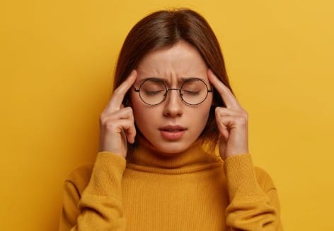 चक्कर आना और बेहोशी: हार्ट ब्लॉकेज के कारण जब खून का बहाव बाधित होता है, तो दिमाग तक पर्याप्त रक्त नहीं पहुंच पाता. इसका नतीजा चक्कर आना, सिर घूमना या कभी-कभी बेहोश हो जाना हो सकता है. इसे सामान्य कमजोरी समझने की भूल न करें.