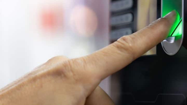 कुछ बैंक आपको बायोमेट्रिक ऑथेंटिकेशन का ऑप्शन देते हैं. जिससे आप अपनी पहचान साबित करके अपने पुराने सिग्नेचर को देख सकते हैं. हालांकि इसके लिए बैंकों की तरफ से एक पूरी प्रक्रिया तय की गई होती है. उसे पूरा करना होता है.