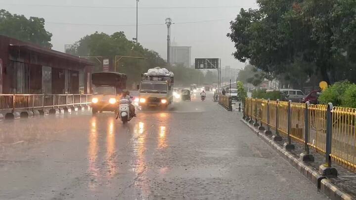હવામાન વિભાગના જણાવ્યા અનુસાર, સૌરાષ્ટ્રના સુરેન્દ્રનગર, બોટાદ અને રાજકોટ જિલ્લામાં આગામી 3 કલાકમાં ભારે વરસાદ પડવાની પૂરી સંભાવના છે. આ વિસ્તારોમાં રહેતા લોકોને અને ખેડૂતોને સાવચેત રહેવાની સલાહ આપવામાં આવી છે.