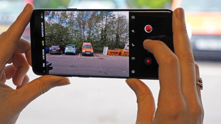 మొబైల్ ఫోన్​తో కూడా వీటిని గుర్తించుకోవచ్చు. దీనికోసం గదిలోని లైట్ ఆఫ్ చేసి ఫోన్ కెమెరాను ఆ ప్రదేశాలలో తిప్పండి. ఎక్కడైనా ఎరుపు రంగు కాంతి కనిపిస్తే అక్కడ లెన్స్ దాగి ఉండవచ్చు. దీనితో పాటు కొన్ని ప్రత్యేక యాప్​లు కూడా ఉన్నాయి. ఇవి హిడెన్ డివైజ్ లను గుర్తించడంలో సహాయపడతాయి.