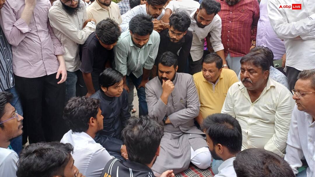 AMU में फीस वृद्धि और लंबित छात्रसंघ चुनाव को लेकर छात्रों का धरना, भूख हड़ताल छठे दिन भी जारी Aligarh Amu students protest fee hike and delayed union elections continue hunger strike ann AMU में फीस वृद्धि और लंबित छात्रसंघ चुनाव को लेकर छात्रों का धरना, भूख हड़ताल छठे दिन भी जारी