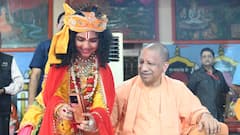 CM योगी ने मनाया भगवान श्रीकृष्ण का जन्मोत्सव, लड्डू गोपाल को पालने में झुलाया