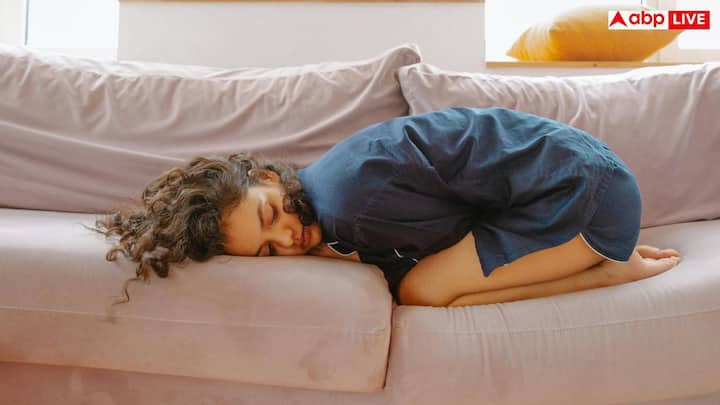 కొన్నిసార్లు గ్యాస్, ఉబ్బరం లేదా ఆకలి లేకపోవడం వంటివి సాధారణ సమస్యలుగా అనిపిస్తాయి. కానీ ఈ చిన్న లక్షణాలు కాలేయానికి సంబంధించిన పెద్ద సమస్యను సూచిస్తాయి. సమయానికి శ్రద్ధ తీసుకోకపోతే.. ఫ్యాటీ లివర్ సిరోసిస్ లేదా లివర్ ఫెయిల్యూర్ వరకు దారితీయవచ్చు.