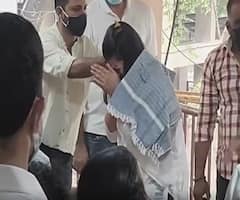 आईला शेवटचा निरोप देताना तेजस्विनी पंडितच्या अश्रूंचा बांध फुटला, जन्मदात्रीला दिला मुखाग्नी