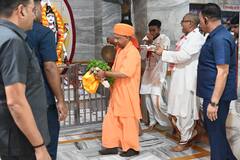 CM योगी ने मनाया भगवान श्रीकृष्ण का जन्मोत्सव, लड्डू गोपाल को पालने में झुलाया