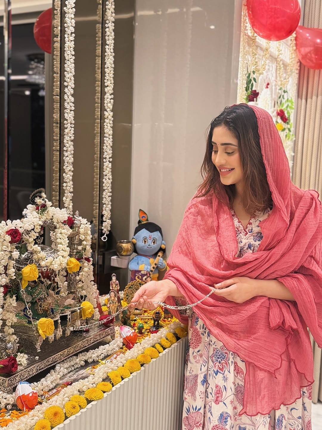 Seeing the beauty of this temple adorned with flowers, users are not tired of praising. On the occasion of Janmashtami, the actress carried a floral suit and a dupatta on the forehead. In this photo, Shivangi Joshi is seen swinging with love to Nanhe Laddu Gopal.