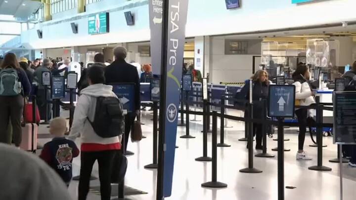 एयरपोर्ट पर कड़ी सुरक्षा जांच होती है. स्कैनिंग मशीन से लेकर मैनुअल चेकिंग तक सब कुछ बारीकी से किया जाता है. फिर भी कई बार यात्रियों से ऐसी चीजें निकल जाती हैं जो बड़ी परेशानी खड़ी कर सकती हैं. यात्रा के समय सुरक्षा नियमों की अनदेखी किसी के लिए भी भारी पड़ सकती है.