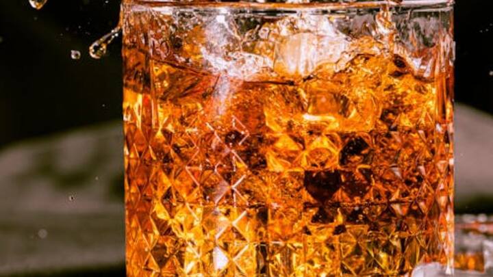 जब इसमें सोडा या पानी मिलाया जाता है तो यह फ्लेवर खुलकर सामने आते हैं. यही वजह है कि व्हिस्की का असली स्वाद सोडा के साथ और भी बेहतरीन आता है. सोडा के साथ पीने पर नशा धीरे-धीरे चढ़ता है और हैंगओवर भी कम होता है.