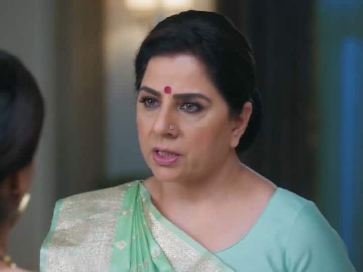 कोठारी हाउस में पहुंचकर अनुपमा का स्वागत सिर्फ अपमान से किया जाता है. मोटी मां अनुपमा और अनुज के रिश्ते पर सवाल उठाते हुए उसके चरित्र पर कीचड़ उछालती है. वसुंधरा अनुपमा का अपमान करते हुए कहेगी कि वनराज से तलाक के पहले वो अनुज के साथ रहती थी.