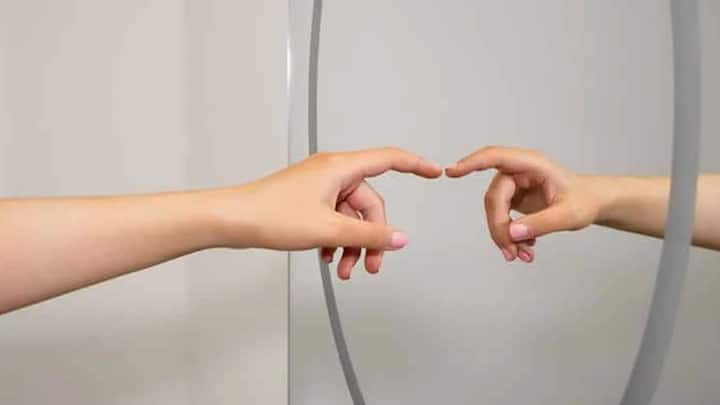 మిర్రర్స్ కూడా చెక్ చేసుకోవాలి. కొన్నిసార్లు టూ-వే అద్దాల వెనుక కెమెరాలను అమరుస్తారు. ఇది తెలుసుకోవడానికి.. అద్దంపై వేలు పెట్టండి. మీ వేలి ప్రతిబింబం నేరుగా తాకినట్లయితే, అనుమానించాలి. సాధారణ అద్దంలో వేలికి, ప్రతిబింబానికి మధ్య కొంచెం ఖాళీ కనిపిస్తుంది.