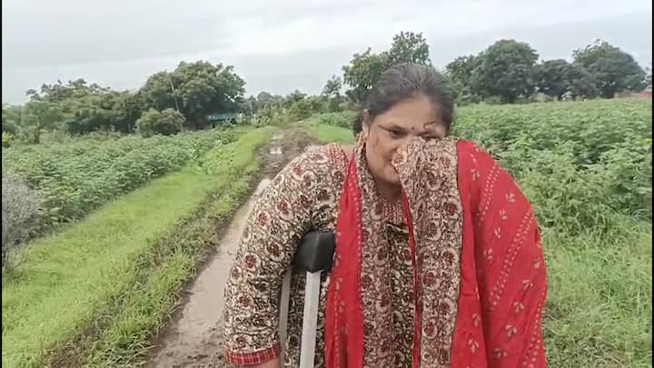 यावेळी महिलांना या रस्त्याबाबतची दुर्दशा सांगताना अक्षरशः अश्रू अनावर होत आहेत. त्यामुळे तत्काळ हा रस्ता करून देण्याची मागणी या गावकऱ्यांनी केली आहे.