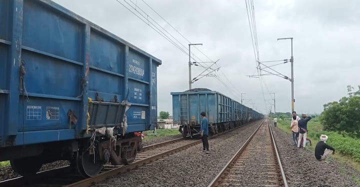 अकोला जिल्ह्यातील बोरगाव मंजू रेल्वे स्थानकाजवळ ही घटना घडलीय. नागपूरकडून अकोलाकडे जाणाऱ्या धावत्या मालवाहू रेल्वे गाडीचे डब्बे निसटले.