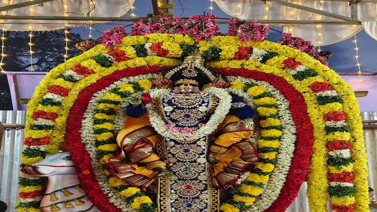 காசவளநாடு ஜெம்புகேஸ்வரர் கோயில்.. பிரமாண்டமாக நடந்த 1008 குத்துவிளக்கு பூஜை