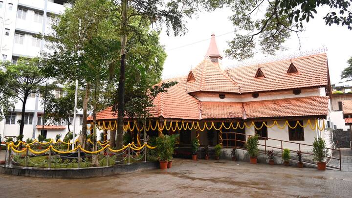 अत्याधुनिक पद्धतीने कोर्ट रुम तयार करण्यात आल्या आहेत.